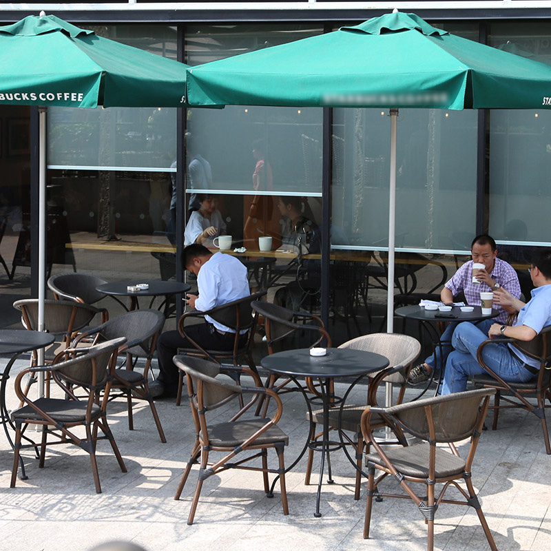Buitentuin rotan binnenplaats  - Coffee Tea Garden recensie en prijs