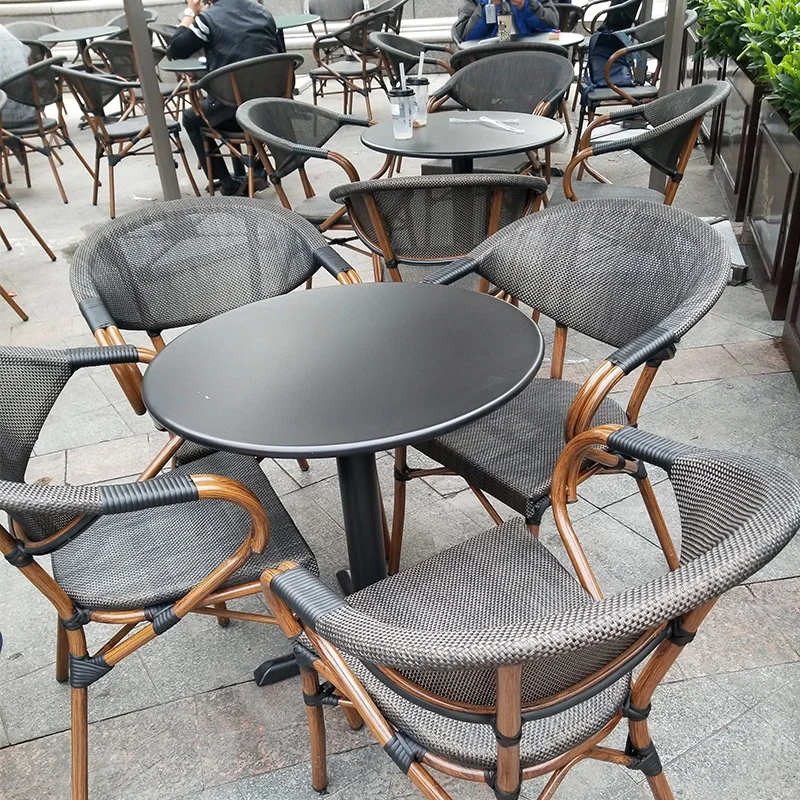 Buitentuin rotan binnenplaats  - Coffee Tea Garden recensie en prijs